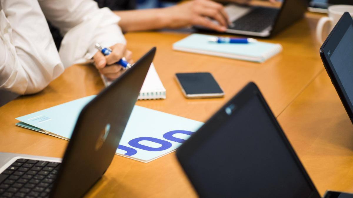 Les 3 meilleures universités et institutions pour étudier votre MBA en ligne et trouver un emploi