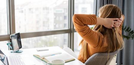 Femme travaillant au bureau.