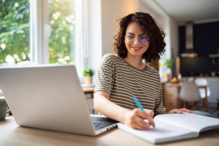 Femme étudiant avec son ordinateur.