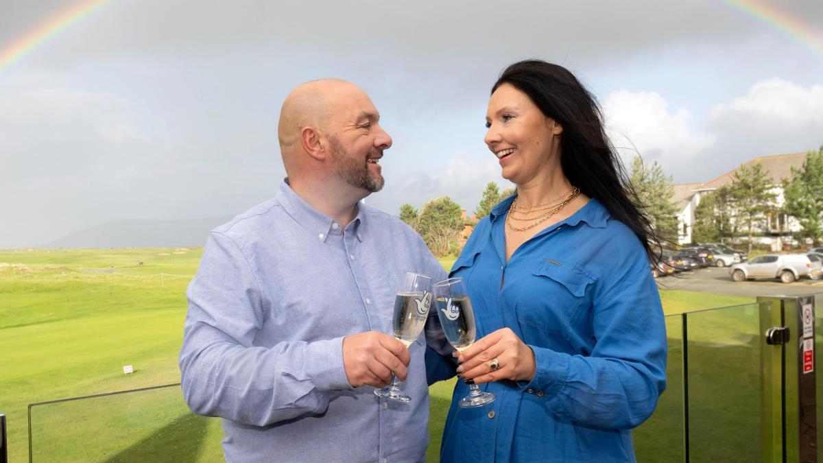 Il remporte l'EuroMillions après avoir été victime d'un accident avec une poussette défectueuse et aide l'hôpital qui a sauvé son fils