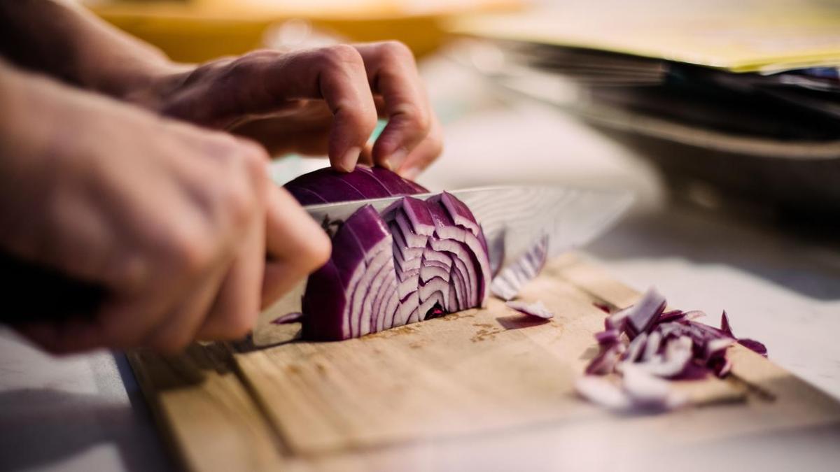 Suivez ces étapes pour toujours avoir de l'oignon haché prêt pour vos recettes