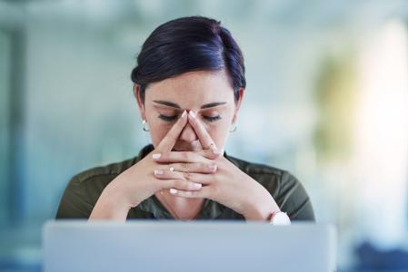 Une jeune femme au milieu d’un moment stressant au travail.