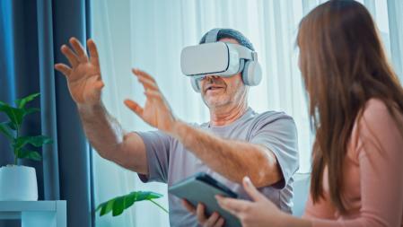 Un jeune homme utilisant des lunettes de réalité virtuelle pour accéder au métaverse.