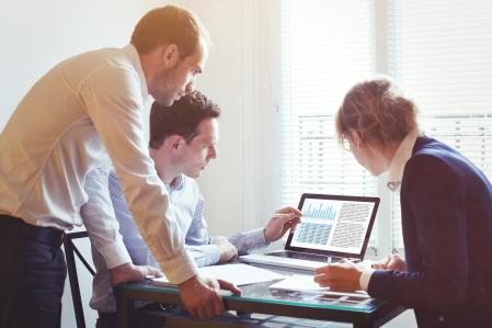 Un groupe d'étudiants en finance.
