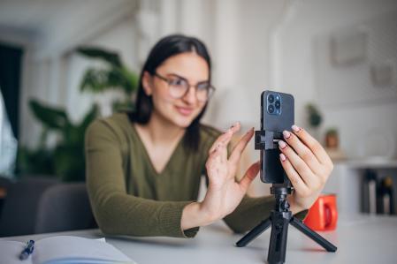 Un créateur de contenu créant un TikTok.