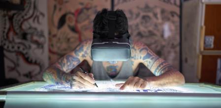 Un tatoueur utilise des lunettes de réalité virtuelle pour réaliser ses créations.
