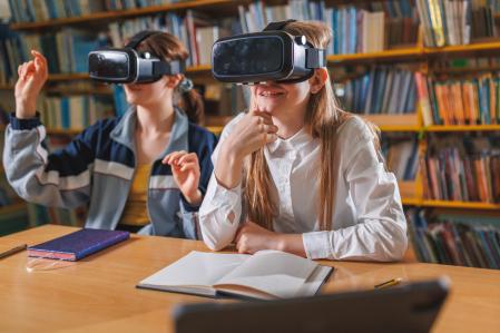 La réalité virtuelle a atteint la salle de classe pour mener de nouvelles activités et enseigner aux enfants de différentes manières.