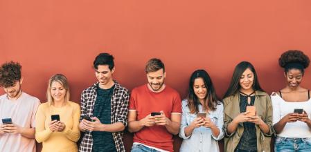 Les jeunes utilisent leurs appareils mobiles.