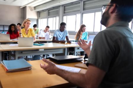 La modalité Dual offre la possibilité de combiner formation théorique et pratique.