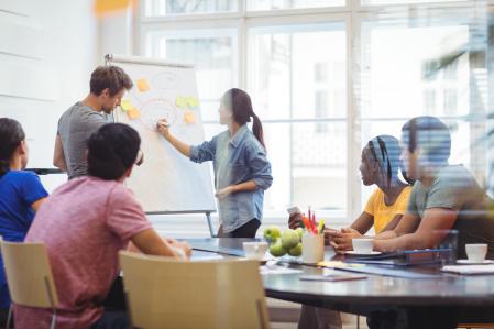 Étudiants de Master présentant des cas pratiques.