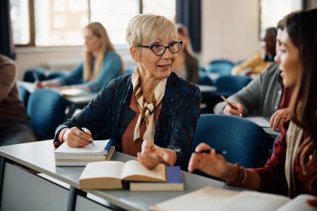La formation continue est un outil de développement individuel et un facteur de renforcement des dynamiques sociales et culturelles.