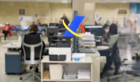 Plusieurs employés travaillent dans un bureau de l'agence fiscale