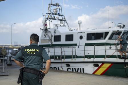 Un agent de la garde civile lors d'une patrouille maritime dans le port de Barcelone, le 4 juillet 2023, à Barcelone, Catalogne (Espagne). La garde civile a exhorté le bon sens des baigneurs et des équipages d'équipage à éviter