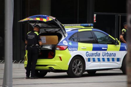 Une voiture de garde urbaine, sur la Plaza de la Gardunya, à El Arrabal