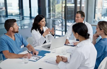 Il est important d'avoir les compétences pour diriger les établissements de santé, optimiser les ressources et améliorer la qualité des soins.