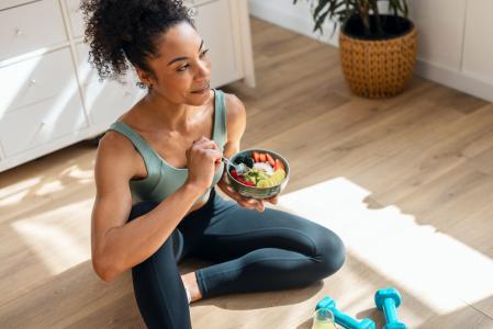 Si vous faites de l'exercice régulièrement, un cours sur la nutrition sportive peut vous aider à mieux comprendre comment nourrir avant, pendant et après l'entraînement.