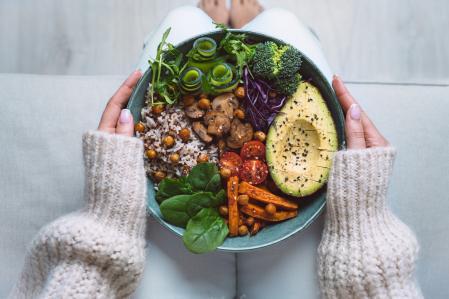 Apprenez les principes fondamentaux d'une alimentation équilibrée, la fonction des nutriments et comment lire les étiquettes des produits.
