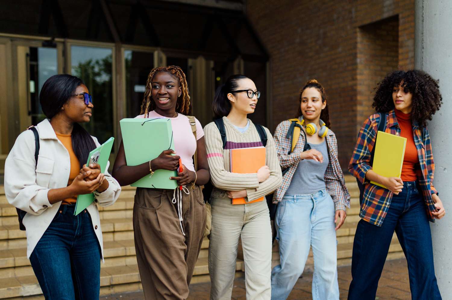 Combien vous avez vraiment besoin d'économiser pour l'université - êtes-vous derrière pour votre âge?