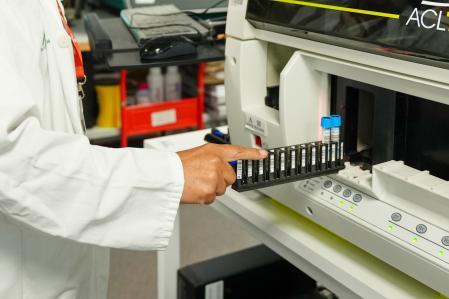Personnel du Laboratoire d'Analyses Cliniques de l'Hôpital Valme. Le 18 octobre 2025 à Séville, en Andalousie (Espagne). Le ministre de la Santé, de la Présidence et des Urgences, Antonio Sanz, a inauguré la réforme globale du Laboratoire d'Analyses Cliniques de l'Hôpital Universitaire Valme, une action qui modernise ses installations et améliore la capacité de diagnostic et l'efficacité du centre de santé sévillan.