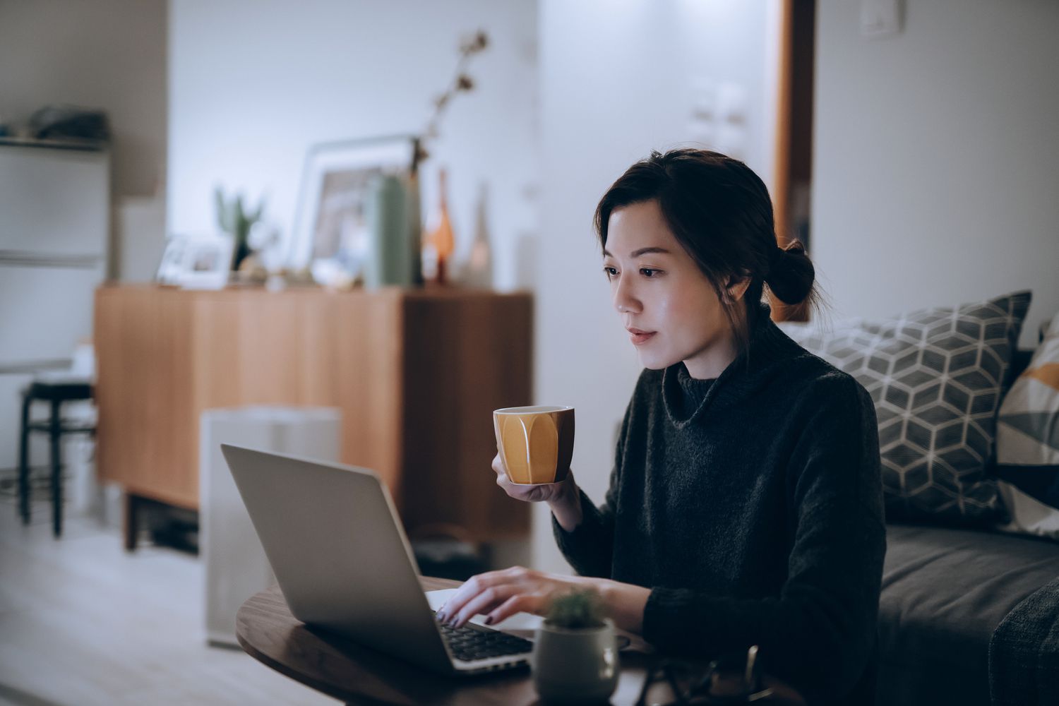 Rester à la maison et gagner 120 000 $ ou travailler au bureau et gagner 240 000 $ : que préféreriez-vous ?