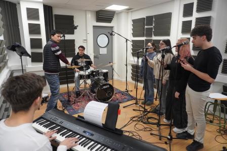 Un orchestre entier tient dans la salle d'enregistrement