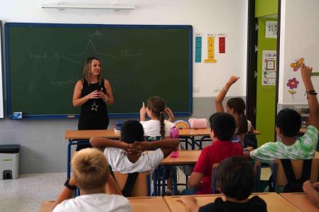 Enfants en classe dans une école de Malaga, Andalousie (Espagne).