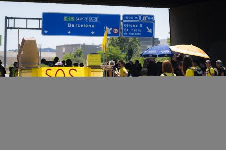 Les enseignants en grève bloquent l'autoroute.